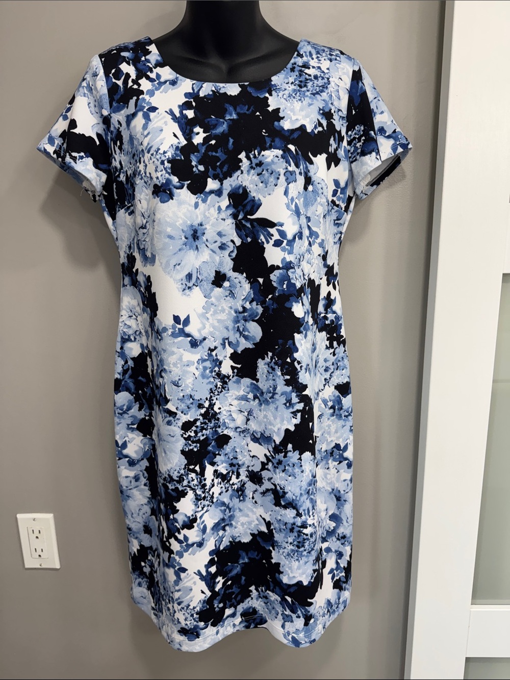 Stork & Babe Maternity Floral Dress – Women’s | White Blue & Black